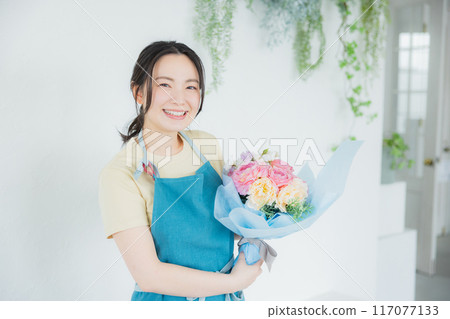 A woman making a bouquet 117077133