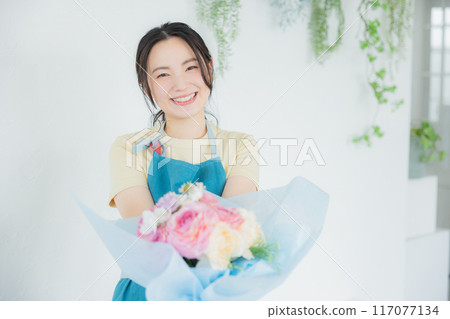 A woman making a bouquet 117077134
