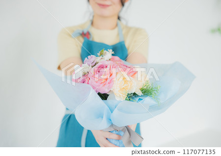 製作花束的女人 117077135