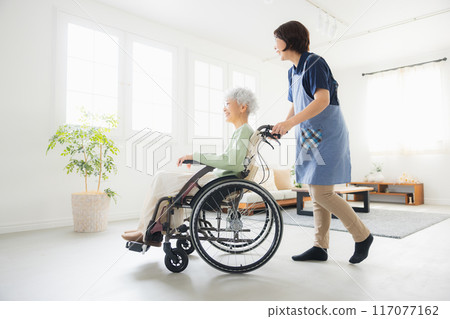 老年人和女性護理人員 117077162