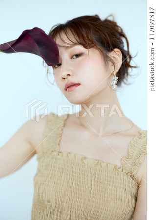 有花的女人肖像 117077317