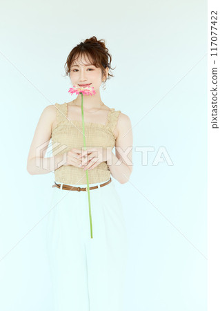 一個女人與非洲菊的肖像 117077422