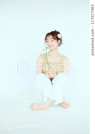 一個帶著彩色康乃馨的女人的港口 一個帶著彩色康乃馨的女人的港口 117077463