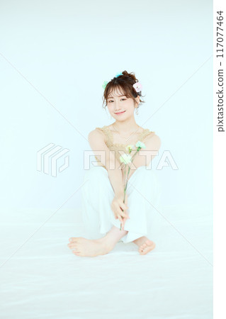 一個帶著彩色康乃馨的女人的港口 一個帶著彩色康乃馨的女人的港口 117077464