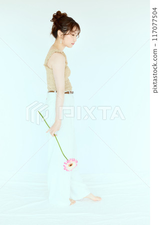 一個女人與非洲菊的肖像 117077504