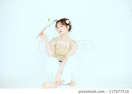 一個帶著彩色康乃馨的女人的港口 一個帶著彩色康乃馨的女人的港口 117077518