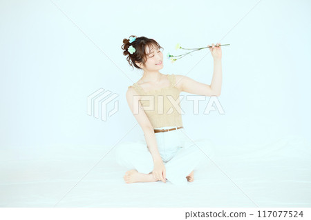 一個帶著彩色康乃馨的女人的港口 117077524