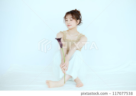 Portrait of woman with flowers Portrait of woman with flowers 117077538