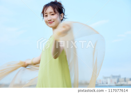 Summer woman portrait 117077614