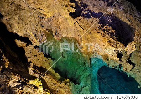 東北，岩手縣巖泉町，龍泉洞，龍之淵，從入口穿過百間迴廊時出現的深淵 117078036