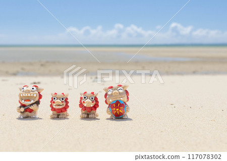 沖繩的沙灘與家庭風獅爺 117078302