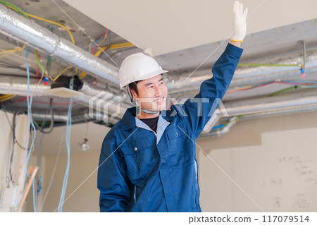 一位男工匠在建築工地快樂地工作 一位男工匠在建築工地快樂地工作 117079514