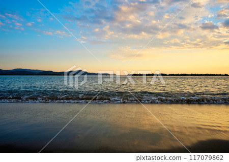 One-sided wave beach One-sided wave beach 117079862