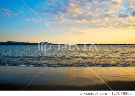 One-sided wave beach 117079863