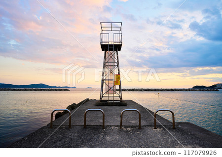 One-sided wave beach 117079926