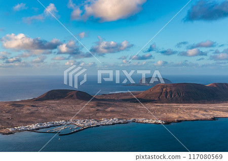 View of La Graciosa near the island of Lanzarote, Canary Islands 117080569