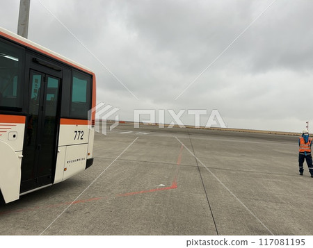 東京羽田機場的跑道和交通巴士。 117081195
