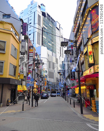 An alleyway in front of the Shibuya South Exit station. 117081408