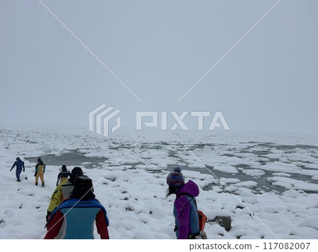 This is a scene from a drift ice tour in Shiretoko, Hokkaido, where people walk on drift ice. 117082007