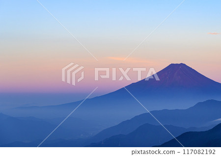 Mount Fuji and the mountain ranges seen from Mount Karagaharazuri in the early morning in Yamanashi Prefecture 117082192