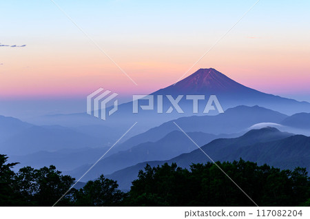 清晨從山梨縣恆原山看到的富士山和山脈 117082204