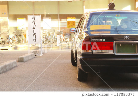 Taxi waiting for customers Taxi waiting for customers 117083375