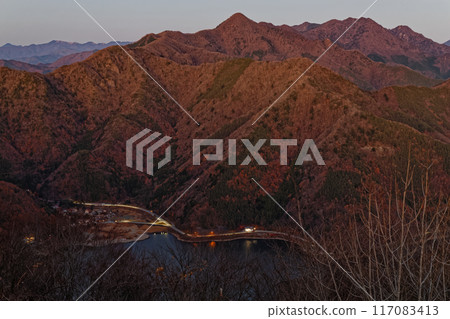 從全景平台看到的餘暉中的御坂山脈和精進湖 從全景平台看到的餘暉中的御坂山脈和精進湖 117083413
