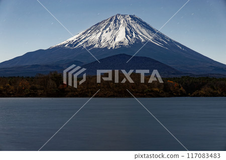 從精進湖畔眺望月光下的富士山 從精進湖畔眺望月光下的富士山 117083483