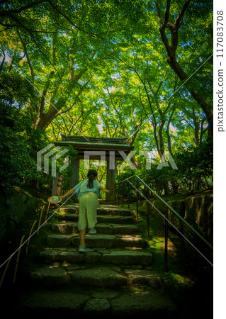 一個女孩跑上熱海美術館的樓梯。 一個女孩跑上熱海美術館的樓梯。 117083708
