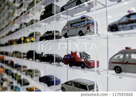 微型汽車在收集箱中排隊 117083888