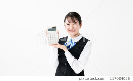 計算器的製服的女人 117084036