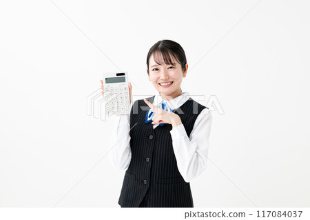 計算器的製服的女人 117084037