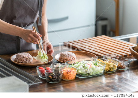 一位家庭主婦在廚房準備一盤午餐 117084142