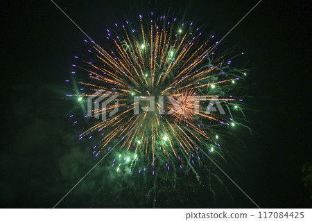 夜空中煙火的變焦影像 117084425