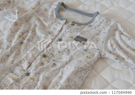 Baby clothing 117084990