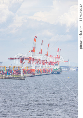 從海上看大阪港貨櫃碼頭的龍門起重機 117085032