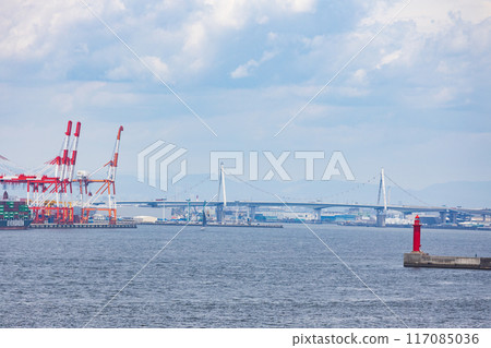從海上看大阪港貨櫃碼頭的龍門起重機 117085036
