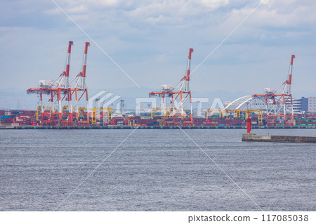 從海上看大阪港貨櫃碼頭的龍門起重機 117085038