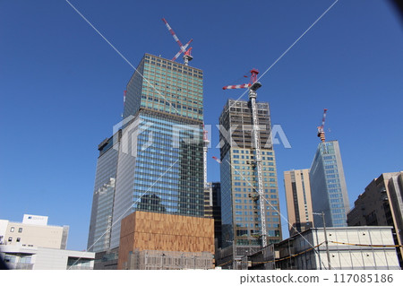 藍天倒映在大阪西梅田再開發建築中 藍天倒映在大阪西梅田再開發建築中 117085186
