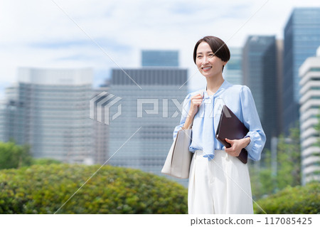 在辦公區工作的中年女商人 117085425