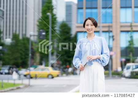 在辦公區工作的中年女商人 117085427