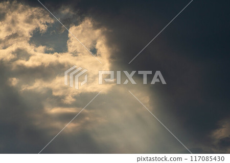 Weather phenomenon: Crepuscular rays Weather phenomenon: Crepuscular rays 117085430