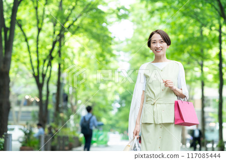 中年婦女購物 117085444