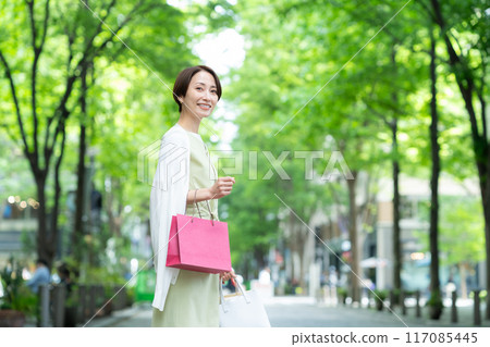 Middle-aged woman shopping Middle-aged woman shopping 117085445