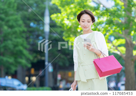 中年婦女購物 117085453