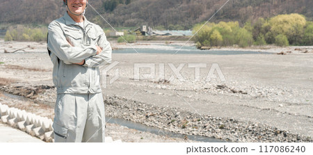 一名穿著工作服、戴著頭盔的亞洲男工人站在土木工程、河流建設和建築工地 一名穿著工作服、戴著頭盔的亞洲男工人站在土木工程、河流建設和建築工地 117086240