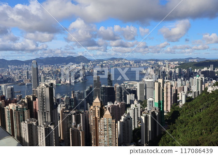 從太平山頂看雲、藍天、香港市中心城市景觀和藍色大海 117086439