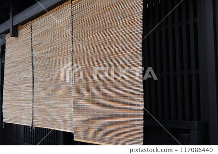 帶百葉窗的日本房屋街景 117086440