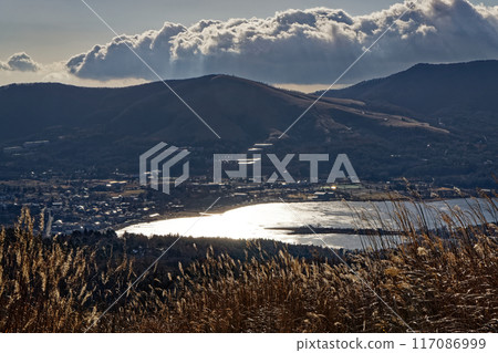 深秋從大平山眺望山中湖和明神山 深秋從大平山眺望山中湖和明神山 117086999