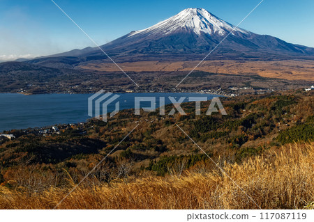 深秋從大平山看到的山中湖和富士山 117087119